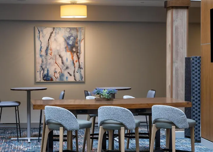 Hotel Embassy By Hilton Minneapolis Edina