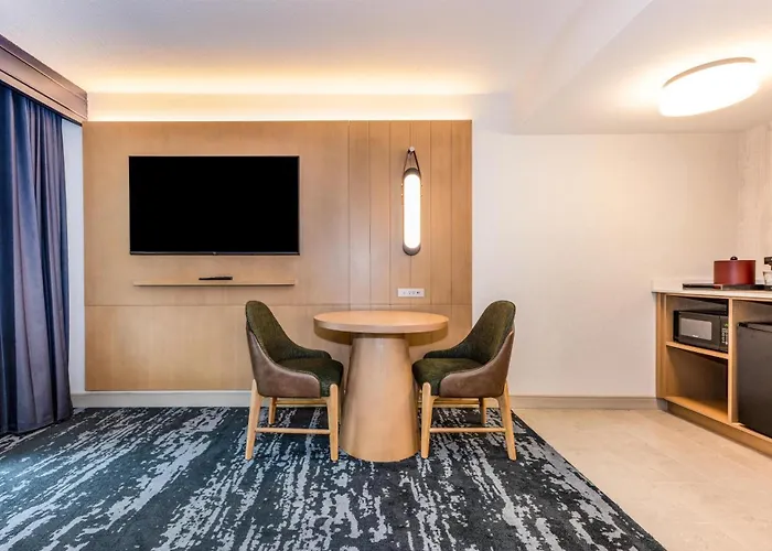 Hotel Embassy By Hilton Minneapolis Edina